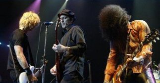 Slash, Duff et Izzy au Avalon