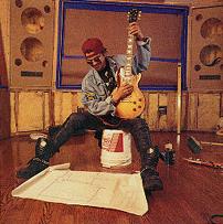Slash pose dans son studio en construction